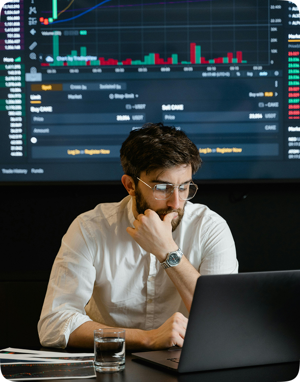 Trader analysant graphiques financiers sur écran